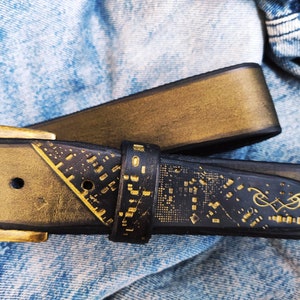 Precioso cinturón de cuero negro y dorado - Elegante diseño de tarjeta de computadora - Regalo para ella de Ishaor