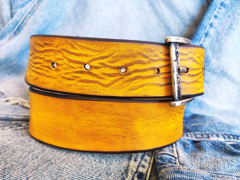 Une ceinture en cuir jaune avec délavage brun, la couleur de ceinture parfaite pour un jean avec option de personnalisation pour un cadeau avec son prénom image 6