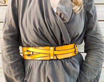 Cinturón de cuero amarillo artesanal con cierre de cordón decorativo