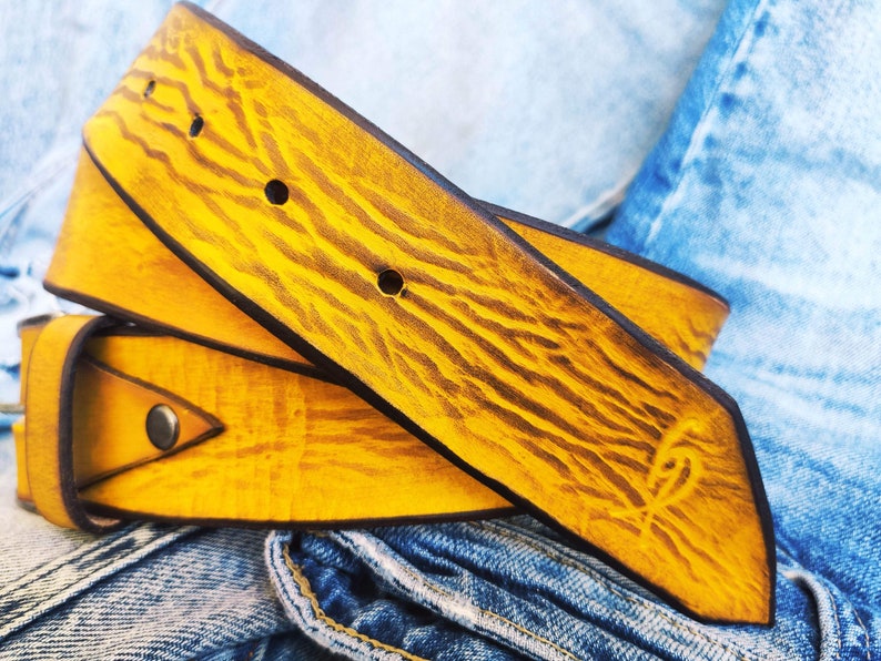 Une ceinture en cuir jaune avec délavage brun, la couleur de ceinture parfaite pour un jean avec option de personnalisation pour un cadeau avec son prénom image 3