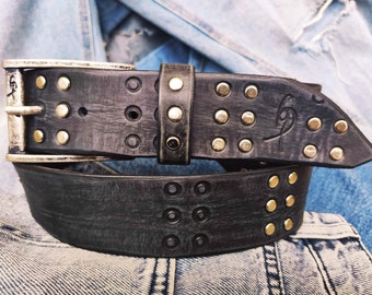 Cintura Ishaor in pelle nera fatta a mano con timbri di RCA Una cintura straordinaria e originale con finitura vintage in vera pelle e rivetti in argento