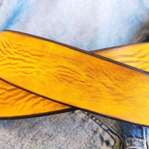 Une ceinture en cuir jaune avec délavage brun, la couleur de ceinture parfaite pour un jean avec option de personnalisation pour un cadeau avec son prénom image 5