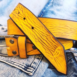 Une ceinture en cuir jaune avec délavage brun, la couleur de ceinture parfaite pour un jean avec option de personnalisation pour un cadeau avec son prénom image 1