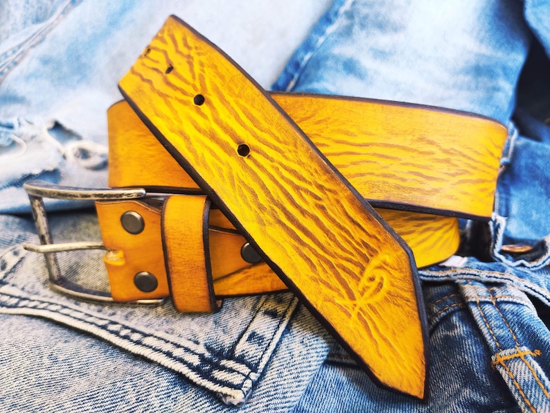 Une ceinture en cuir jaune avec délavage brun, la couleur de ceinture parfaite pour un jean avec option de personnalisation pour un cadeau avec son prénom image 1