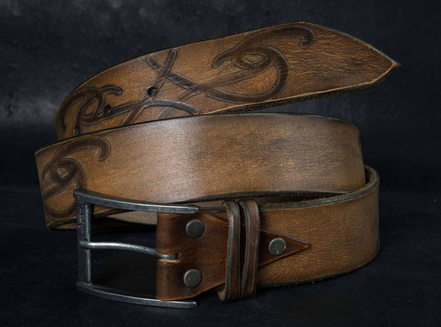 cinturón hombre cuero campero artesanal con adornos en la piel