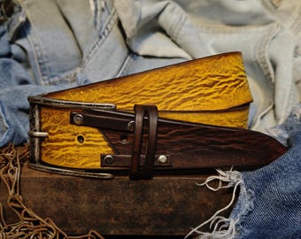 Cinturón de cuero amarillo hecho a mano con accesorios vintage únicos de color marrón para hombre.
