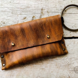 Braune Ledertasche mit Bronze Ring - Tabaco Handytasche - Perfekt für den täglichen Gebrauch