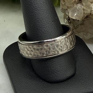 NEW Men&#39;s Titanium Wedding Ring With Hammered Finish, Size 10