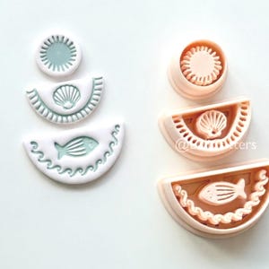 Op de afbeelding: Een set van drie keramische mokken met een gespikkelde, matte afwerking. De mokken zijn in crème, lichtgrijs en donkergrijs. Elke mok heeft een eenvoudig, minimalistisch ontwerp en een afgeronde handgreep. Voor koffie of thee.