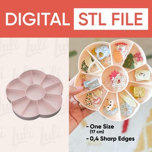 Könnte beinhalten: Ein rosa, blütenförmiger Organizer mit mehreren Fächern. Das Bild zeigt auch eine Hand, die einen ähnlichen Organizer mit kleinen, dekorativen Gegenständen hält. Der Text "DIGITAL STL FILE" steht oben.