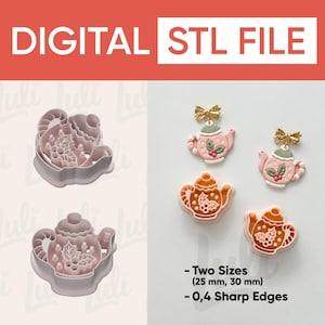 Op de afbeelding: Twee lichtroze theepotvormige koekjesvormpjes met hulstbesmotieven, naast twee afgewerkte theepotvormige bedels met gouden strikjes. Tekst: DIGITAL STL FILE, Two Sizes (25 mm, 30 mm), 0.4 Sharp Edges. De vormpjes bevatten interne details.
