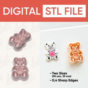 Puede incluir: Cortadores de galletas de osos de peluche rosas y un diseño de oso de peluche blanco y rosa. La imagen también incluye el texto "DIGITAL STL FILE". Los cortadores de galletas están disponibles en dos tamaños: 30 mm y 35 mm.