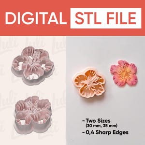 Op de afbeelding: Afbeelding van een digitaal STL-bestand met hibiscus bloemkoekjessnijders. De afbeelding toont twee koekjessnijders en een afgewerkte koekje. De tekst op de afbeelding luidt "DIGITAL STL FILE" en "Two Sizes (30 mm, 35 mm) - 0,4 Sharp Edges."
