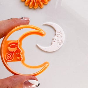 Tagliapasta in argilla a forma di faccia di luna crescente: gioielli celestiali e tagliapasta per biscotti