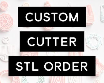 Op de afbeelding: Een bovenaanzicht van verschillende roze en witte koekjessnijders in verschillende vormen, waaronder bloemen en strikken. De tekst "CUSTOM CUTTER STL ORDER" wordt in het wit weergegeven op drie zwarte rechthoekige blokken.