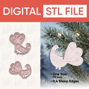 Op de afbeelding: Een digitale STL-bestand voor een roze vogelornament. De afbeelding toont het ornament dat aan een kerstboom hangt en twee voorbeelden van het ornament. Het ornament is één maat, 75 mm, met 0,4 scherpe randen. De tekst "DIGITAL STL FILE" staat bovenaan.