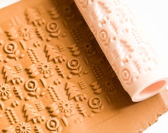 Noordse folkloristische textuurroller: geometrisch sieradenontwerp van polymeerklei