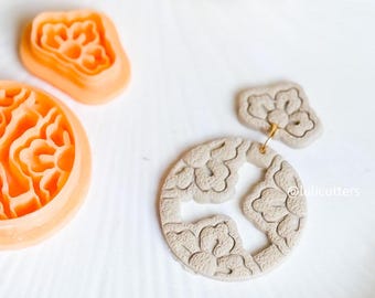 Set di forbici per orecchini in pasta polimerica con cerchi e borchie floreali e dettagli di stampa