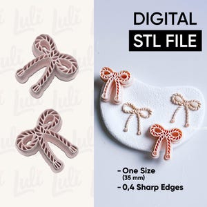 Puede incluir: Archivo STL digital para un cortador de galletas en forma de lazo. La imagen muestra varios cortadores en forma de lazo, con un diseño similar a una cuerda, en color rosa claro. El texto en la imagen dice "DIGITAL STL FILE" y "One Size (35 mm)".