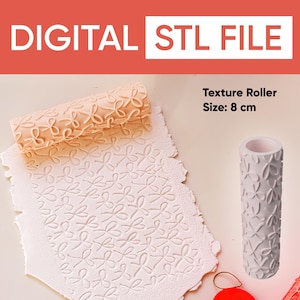 Puede incluir: Archivo STL digital para un rodillo de textura. La imagen muestra un rodillo beige con un patrón floral, una lámina de material con el patrón floral prensado y un rodillo gris con el mismo patrón. El rodillo mide 8 cm.