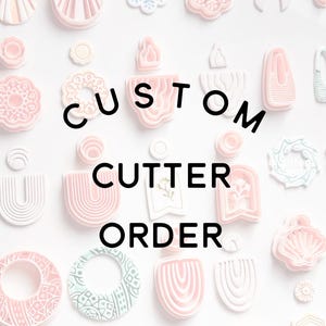 Op de afbeelding: Assortiment van roze en witte op maat gemaakte koekjessnijders in verschillende vormen, waaronder bloemen, strikken en geometrische ontwerpen. De tekst "CUSTOM CUTTER ORDER" staat in zwarte letters.