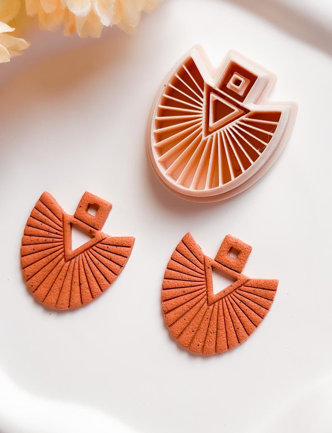 Coupe-boucles d'oreilles en argile tribal éventail - Déclaration géométrique ethnique sunburst - Outil de fabrication de bijoux bohème, coupe-boucles d'oreilles, coupe-argile en relief 00292