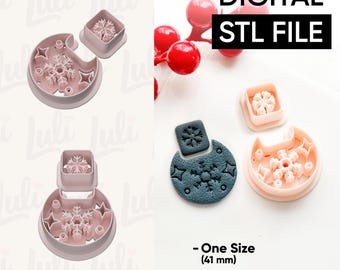 Peut inclure: Emporte-pièces en plastique rose en forme de flocon de neige, avec une forme carrée et une forme de croissant de lune. L'image comprend également un ornement en argile bleu foncé avec un motif de flocon de neige et le texte "DIGITAL STL FILE".