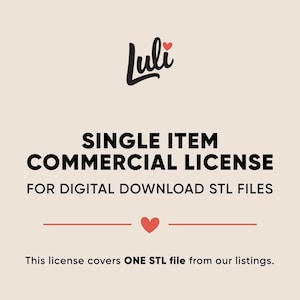 Op de afbeelding: Crèmekleurige afbeelding met de zwarte tekst "SINGLE ITEM COMMERCIAL LICENSE FOR DIGITAL DOWNLOAD STL FILES." Het Luli-logo staat bovenaan en een rood hart in het midden. De tekst "This license covers ONE STL file from our listings" staat onderaan.