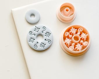 Cortador de arcilla polimérica con forma de pendiente con relieve redondo y remolino floral