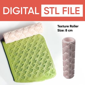 Puede incluir: Archivo STL digital para un rodillo de textura. La imagen muestra una superficie verde texturizada con un patrón en forma de abanico, un rodillo rosa claro y un rodillo rosa con un patrón en forma de abanico. El texto dice "Texture Roller Size: 8 cm".