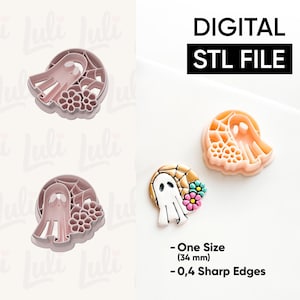Puede incluir: Cortadores de galletas de plástico rosa con forma de fantasma con un diseño de telaraña y flores. La imagen también muestra una galleta terminada con un fantasma, una telaraña y un diseño floral. El texto de la imagen dice "DIGITAL STL FILE". El cortador es de una talla, 34 mm.