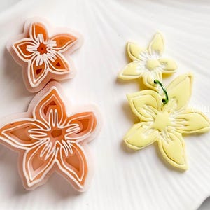 Taglierina in argilla polimerica con impronta floreale a forma di fiore di limone nelle misure 35, 40, 45 e 50 mm