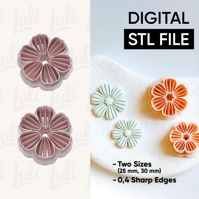 Puede incluir: Cortadores de galletas en forma de flor rosa y ejemplos de galletas. Los cortadores se muestran en dos tama&ntilde;os, 25 mm y 30 mm. El texto "DIGITAL STL FILE" se muestra en negro. Las galletas son de color verde claro y naranja.