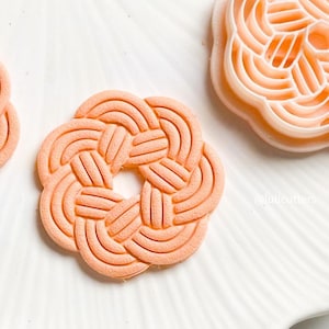 Rund keltisk knut polymerlera utskärare blommig flätad avtryck örhänge verktyg