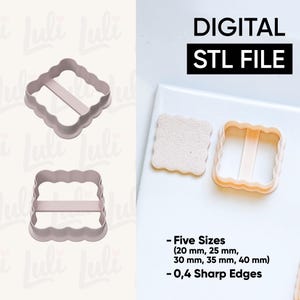 Può includere: File STL digitale per un tagliabiscotti quadrato con bordi ondulati e un supporto centrale. L'immagine mostra il tagliabiscotti in più dimensioni, da 20 mm a 40 mm, e un biscotto cotto. Il testo recita "DIGITAL STL FILE".