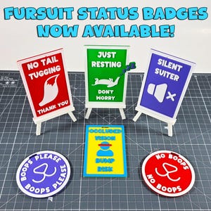 K&ouml;nnte beinhalten: Eine Sammlung farbenfroher "Fursuit Status Badges" mit verschiedenen Botschaften. Die Abzeichen umfassen Schilder mit der Aufschrift "No Tail Tugging", "Just Resting" und "Silent Suiter". Es gibt auch runde Abzeichen mit der Aufschrift "Boops Please" und "No Boops".