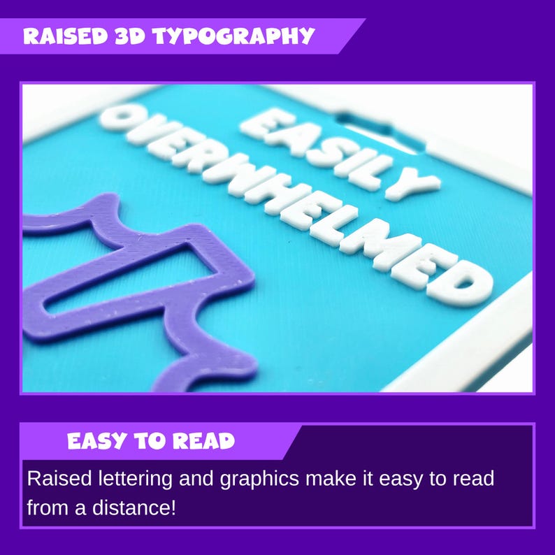 K&ouml;nnte beinhalten: Nahaufnahme eines t&uuml;rkisblauen Objekts mit den Worten "EASILY OVERWHELMED" in erhabenen wei&szlig;en Buchstaben. Eine lila Grafik befindet sich in der unteren linken Ecke. Der Text "RAISED 3D TYPOGRAPHY" und "EASY TO READ" sind ebenfalls sichtbar.