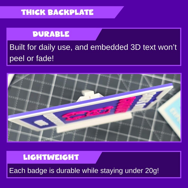 Puede incluir: Una insignia rectangular con marco blanco, fondo azul y texto 3D rosa. El texto dice "GOOD". La insignia es ligera y duradera, con una placa trasera gruesa. Tambi&eacute;n es visible el texto "Built for daily use, and embedded 3D text won't peel or fade!".