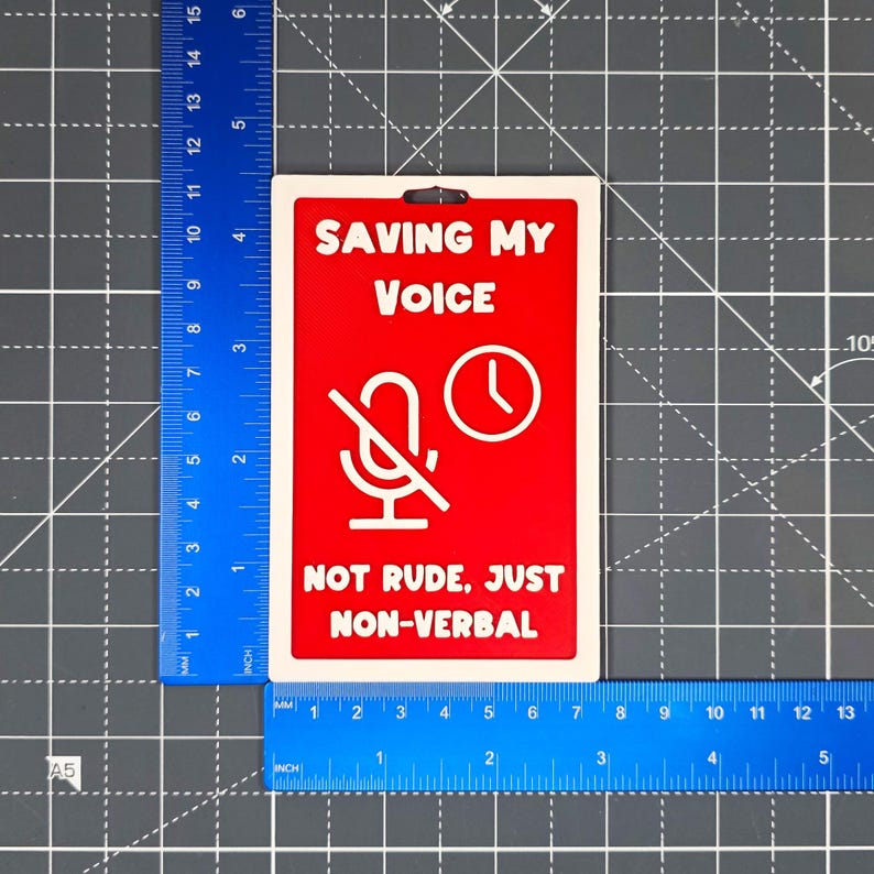 Puede incluir: Un letrero rectangular rojo y blanco con el texto "SAVING MY VOICE" y "NOT RUDE, JUST NON-VERBAL". El letrero presenta un micr&oacute;fono tachado y un icono de reloj. El letrero mide aproximadamente 7.6 cm de ancho y 10.2 cm de alto.