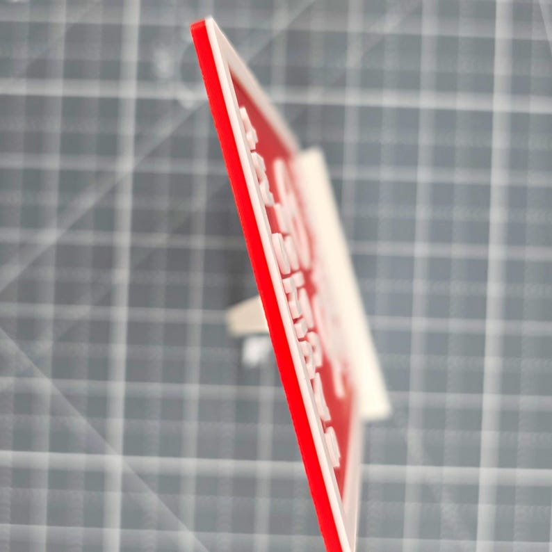 Puede incluir: Un letrero rojo y blanco con las palabras "NO SHARING" en letras blancas en relieve. El letrero tiene un respaldo blanco y un borde rojo. El letrero est&aacute; en &aacute;ngulo, mostrando el perfil lateral.