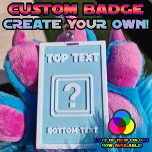 K&ouml;nnte beinhalten: Ein hellblaues individuelles Abzeichen mit dem Text "TOP TEXT" und "BOTTOM TEXT". Das Abzeichen hat ein Fragezeichen und den Text "CUSTOM BADGE CREATE YOUR OWN!". Das Abzeichen ist von blauem und rosa Fell umgeben.