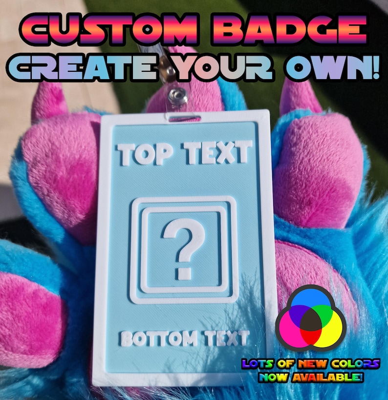 K&ouml;nnte beinhalten: Ein hellblaues individuelles Abzeichen mit dem Text "TOP TEXT" und "BOTTOM TEXT". Das Abzeichen hat ein Fragezeichen und den Text "CUSTOM BADGE CREATE YOUR OWN!". Das Abzeichen ist von blauem und rosa Fell umgeben.