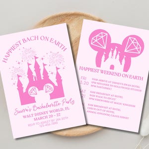 Op de afbeelding: Twee roze uitnodigingen voor een vrijgezellenfeest, met tekst en afbeeldingen. Eén kaart leest "Happiest Bach on Earth" met een kasteel en vuurwerk. De andere zegt "Happiest Weekend on Earth" met een Mickey Mouse-hoofd en diamantvormen.