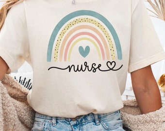Camiseta de enfermera con estampado de leopardo arcoíris, camiseta de enfermería (RN/CNA)