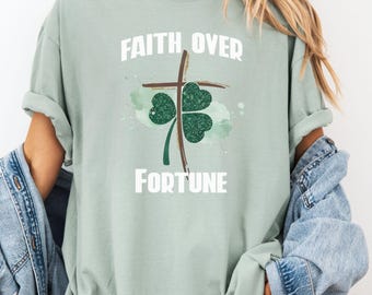 Camiseta con gráfico de trébol y cruz cristiana "Fe sobre la fortuna" Regalo inspirador