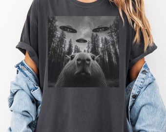 Divertida camiseta unisex con selfie de capibara y ovni / Camiseta para amantes de los extraterrestres y los capibaras / Camiseta con humor animal