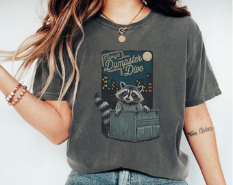 Camiseta divertida de mapache, buceo a medianoche en un contenedor de basura, camiseta de vida silvestre urbana