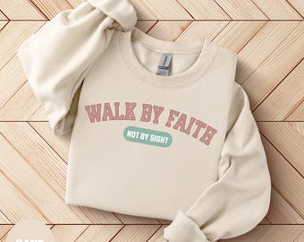 Sudadera unisex con cuello redondo y el lema "Camina por Fe", versículo bíblico cristiano.