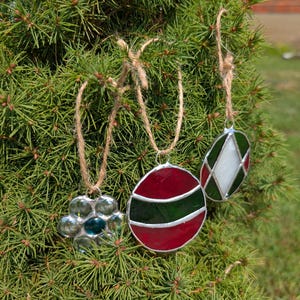 Set van drie kerstversieringen met glas-in-lood