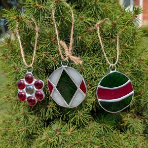 Set van drie kerstversieringen met glas-in-lood